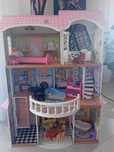 Duży drewniany domek z meblami firmy KidKraft dla lalek Barbie