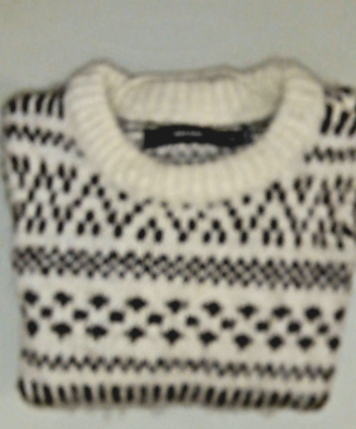 Sweterek ciepły damski biały w czarne wzorki Vero Moda S
