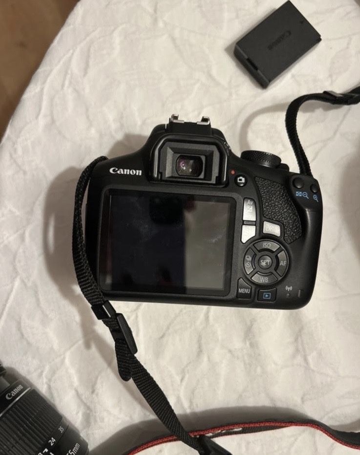 Máquina Fotográfica Canon EOS 2000D + 2 Cartões Memória