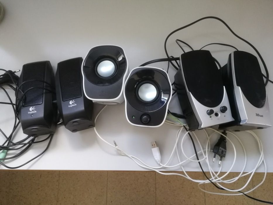 Computadores, projetores, monitores, teclados, colunas de som e webcam