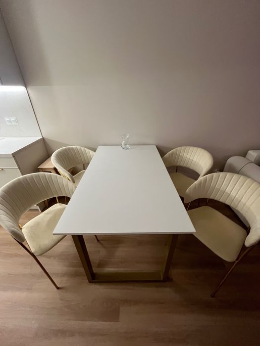 zestaw 4 krzeseł i stół rozkładany glamour