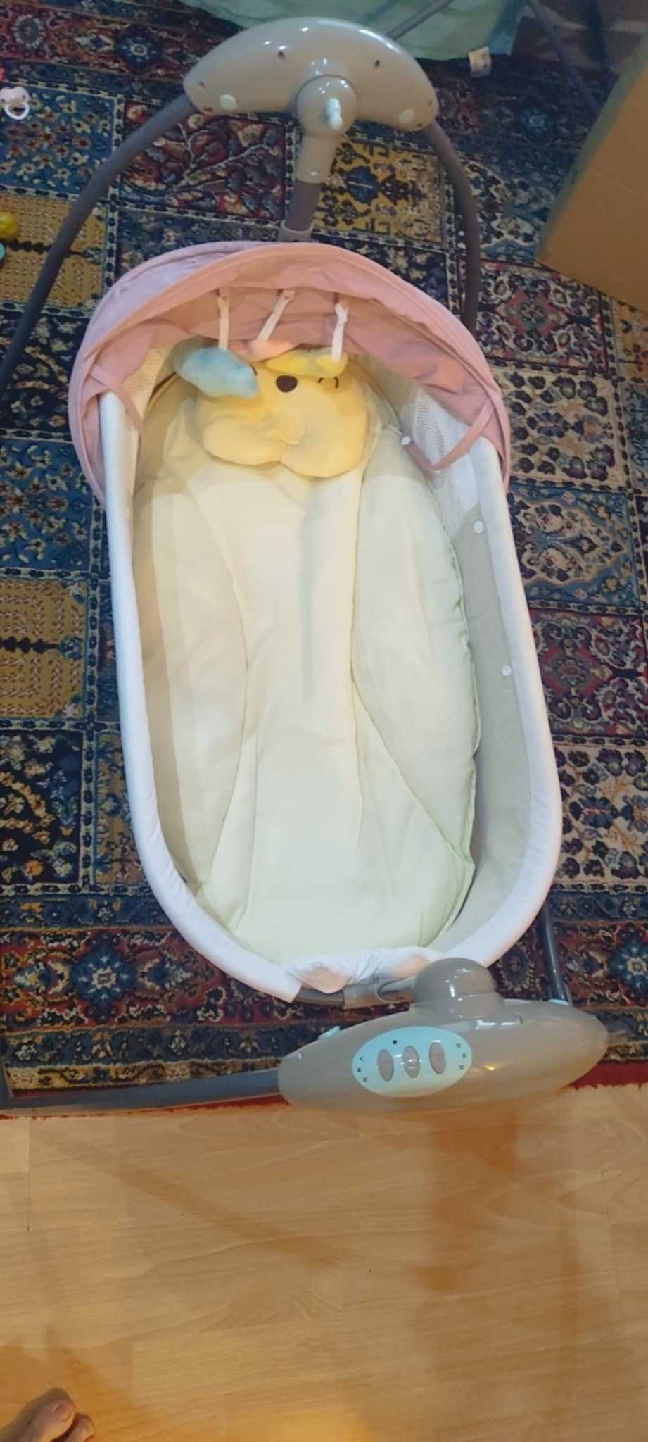 Łóżeczko się kołysze.