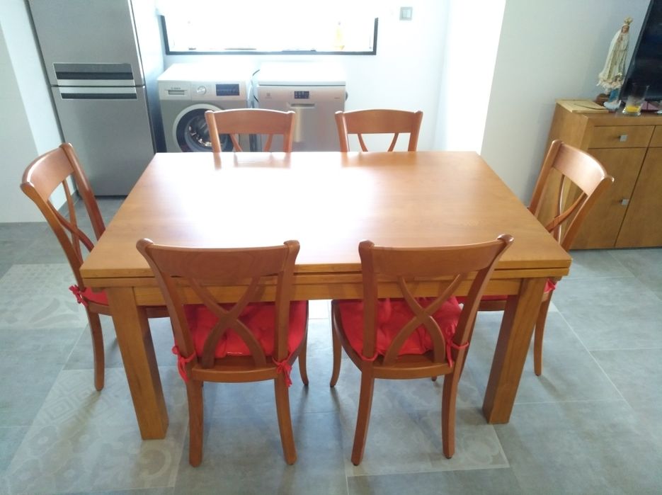 Mesa de cozinha em madeira maciça