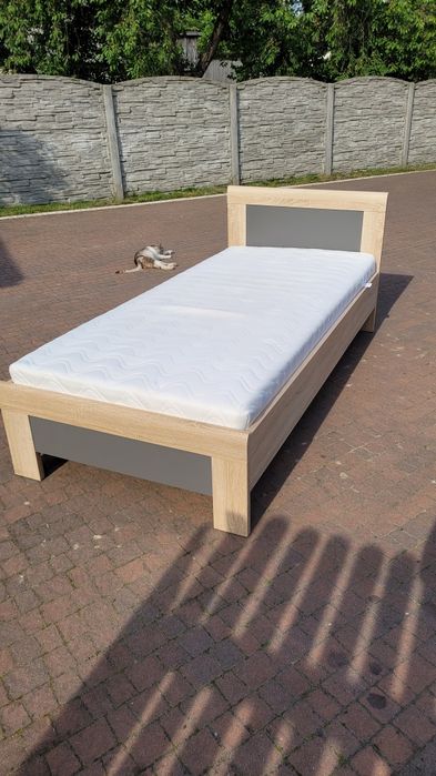 Łóżko z materacem