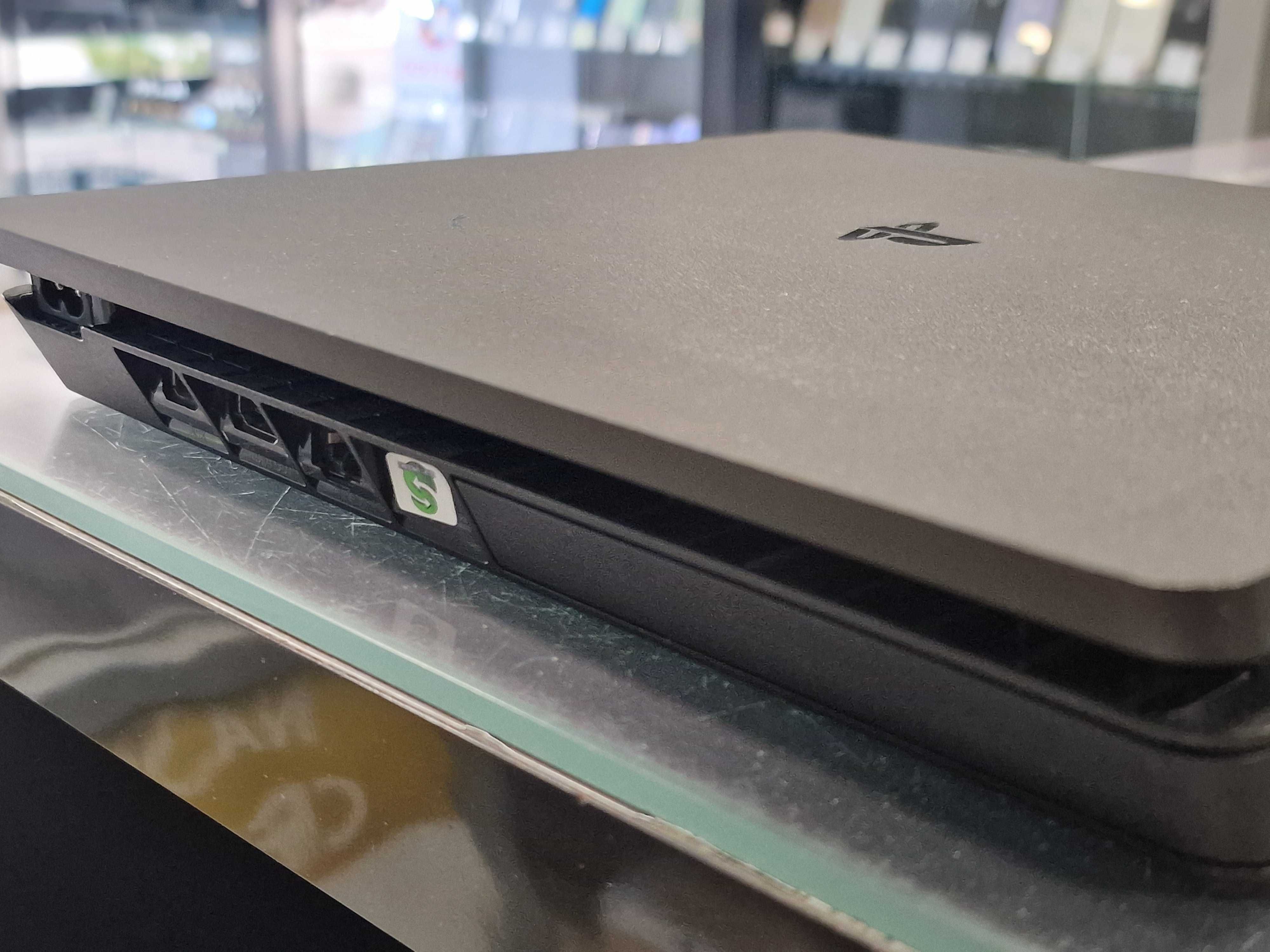 Playstation 4 Slim 1TB/ 2 pady/ 5 gier/ okablowanie/ Grade A-/PS4 Slim