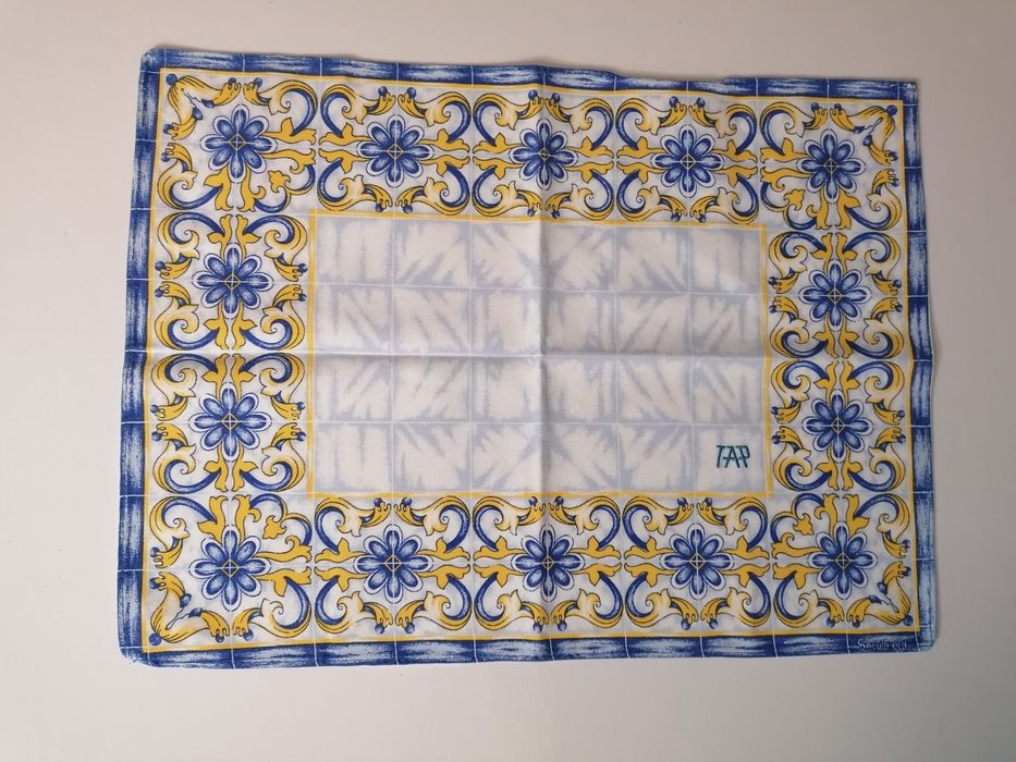 Pano em algodão reprodução de um painel de azulejos e bordado com TAP