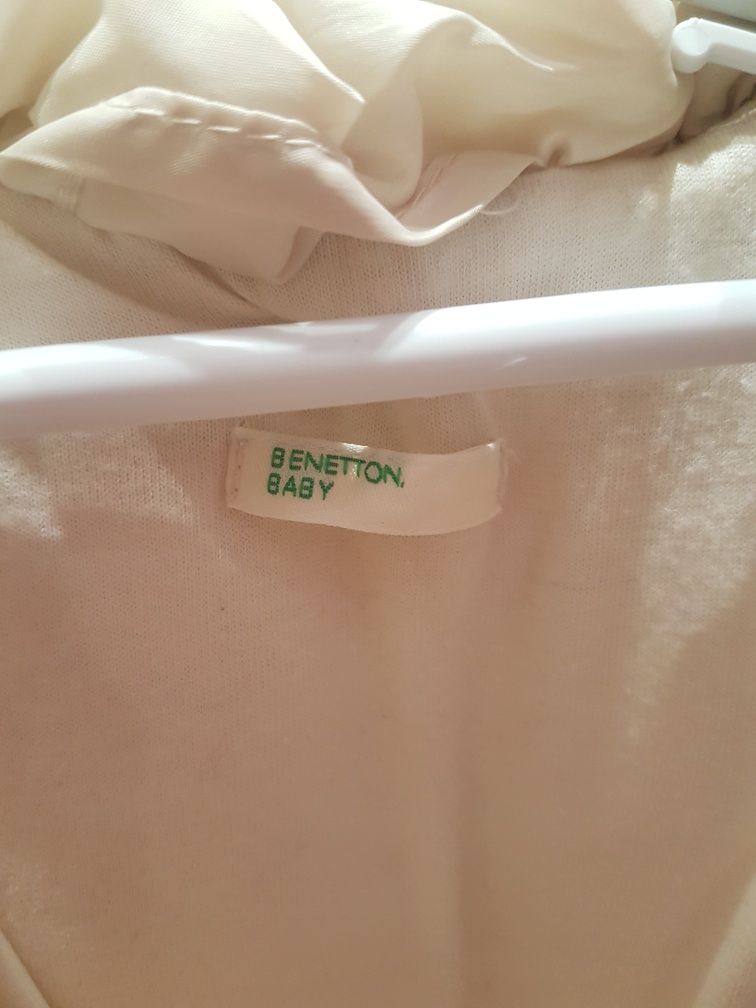 Продам детскую куртку Benetton на девочку 6-9 месяцев+одежда в подарок