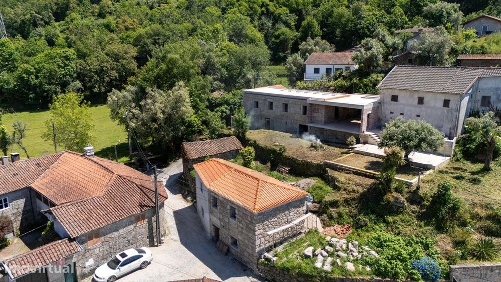 Moradia T3 Rústica Renovada com 3 Quartos e Área Exterior – Coração Te