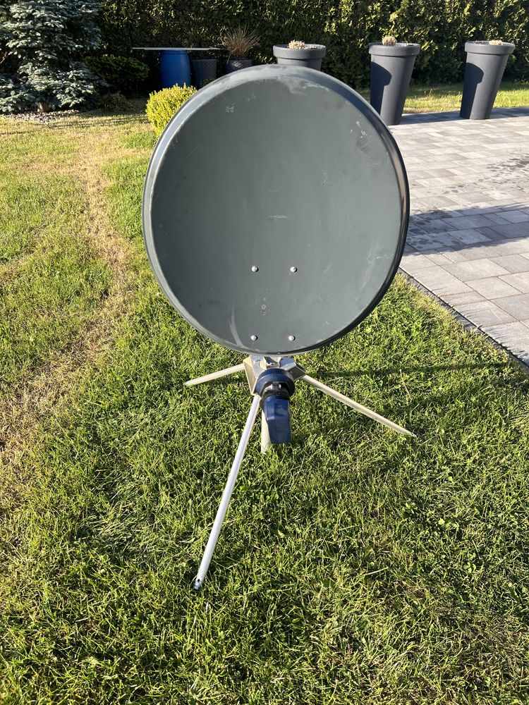 Antena satelitarna kamper