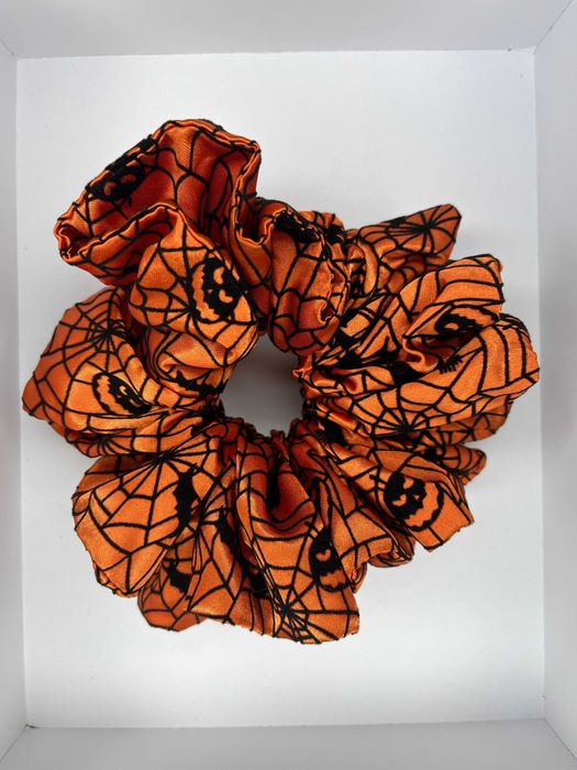 Duża halloweenowa gumka scrunchie – pomarańczowa z motywem pajęczyny