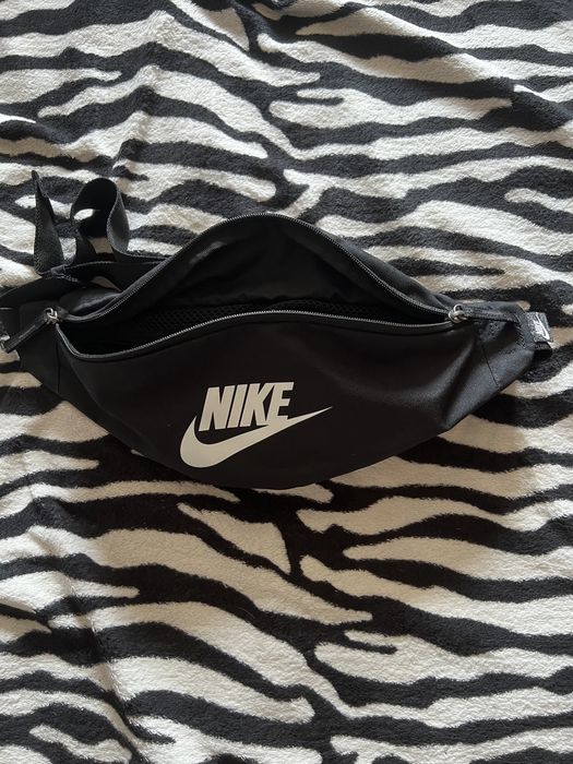Сумка Nike (бананка) в ідеальному стані