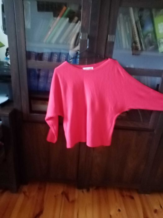 sweter super czerwony
