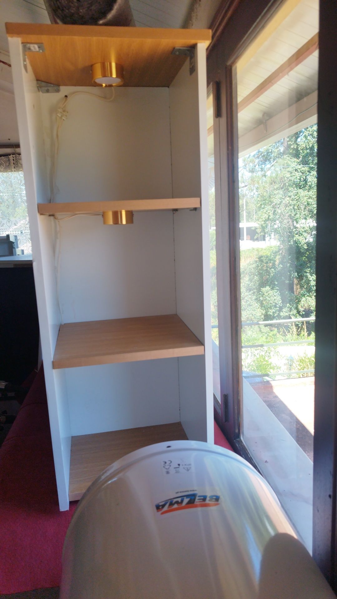Movel, balcão, apenas parte a vermelho