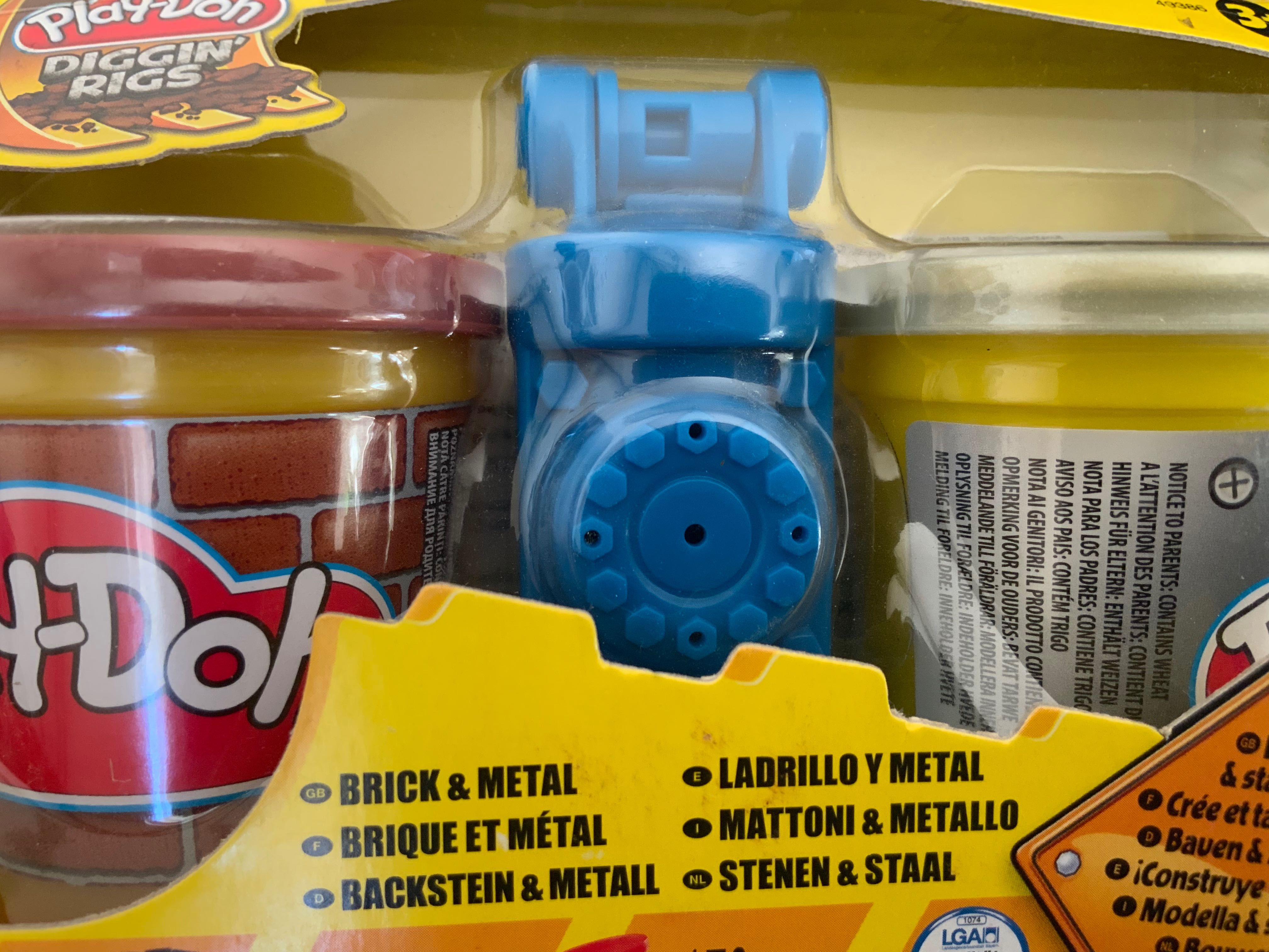 Play-Doh seria budowlana Chuck & Friends Ciastolina 2 kubeczk + gratis