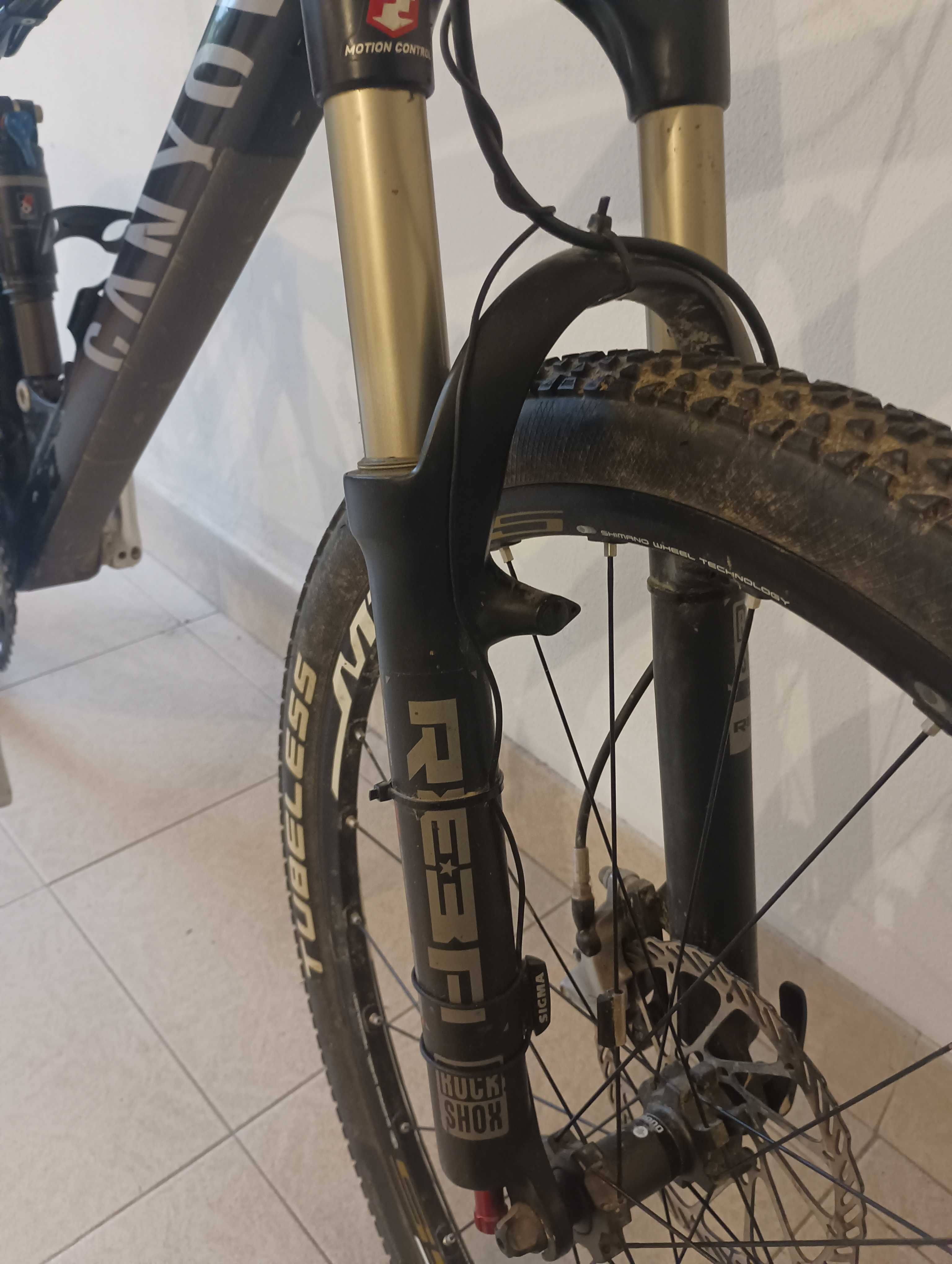 Bicicleta BTT CANYON em fibra de carbono