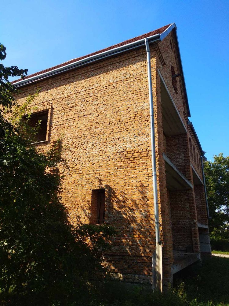 Будинок (незавершене будівництво), земельна ділянка