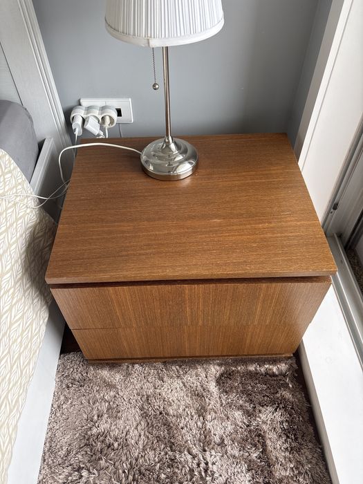 2 mesas de cabeceira em madeira