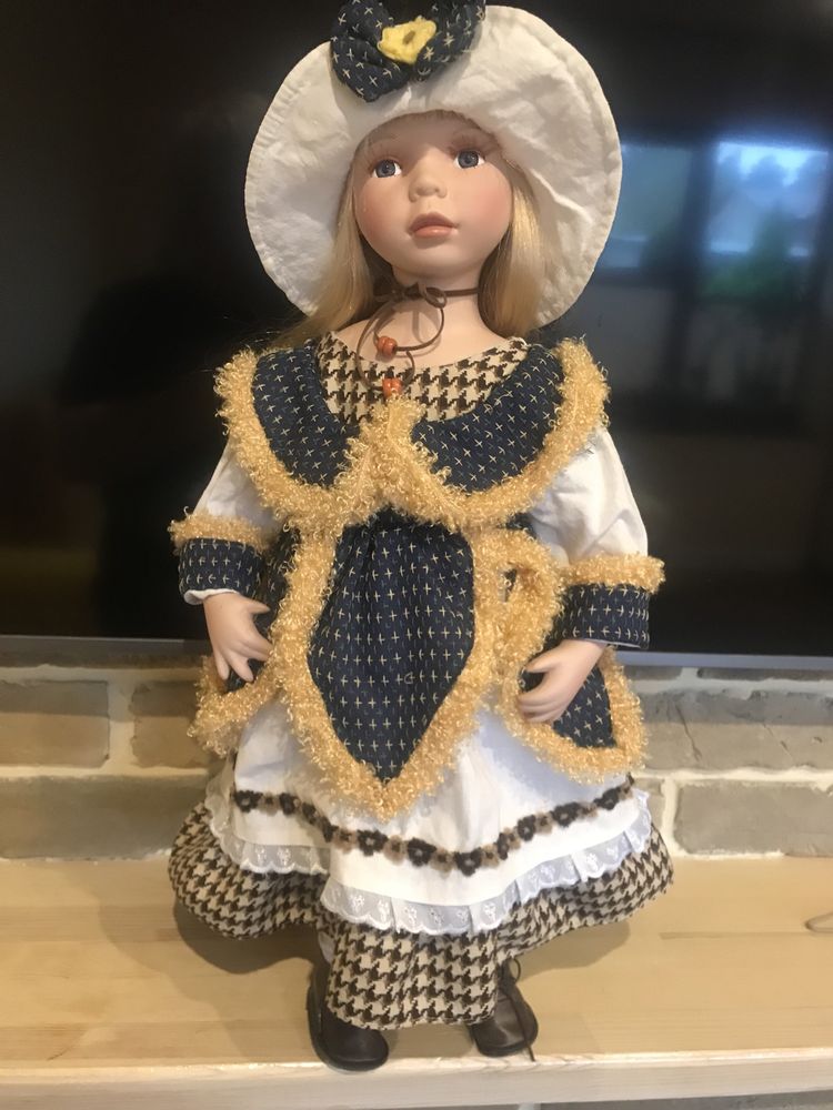 Колекціна порцелянова лялька
