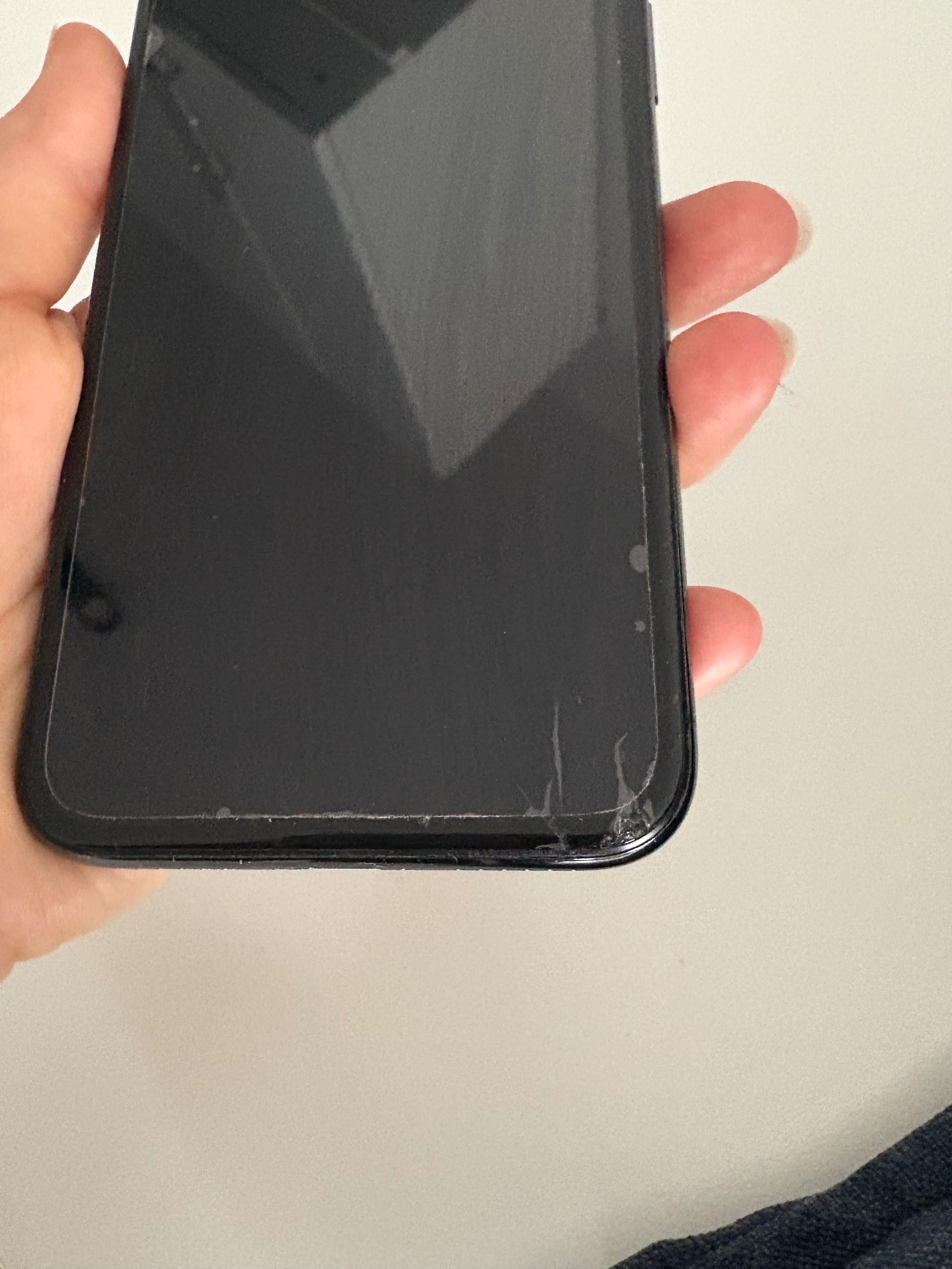iPhone X- z małym pęknięciem