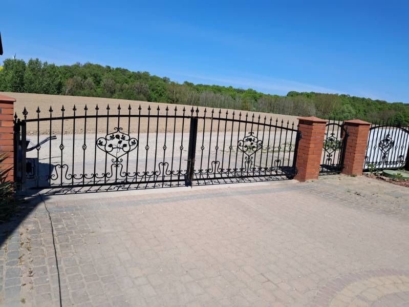 Brama wjazdowa - stalowa, kuta