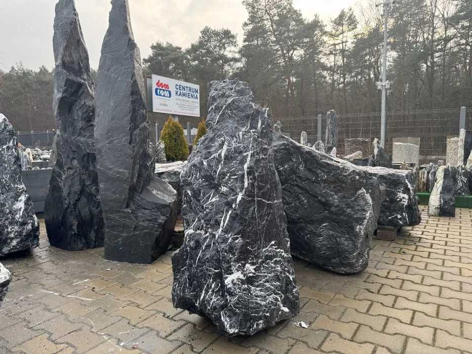 Ozdobne bryły Nero Venato – elegancka dekoracja do ogrodu/patio