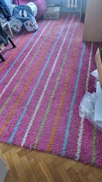 Różowy dywan w paski