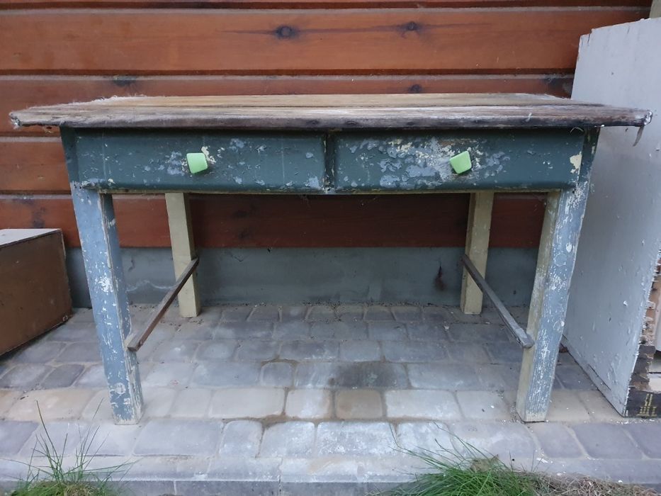 Drewniany stół kuchenny do renowacji