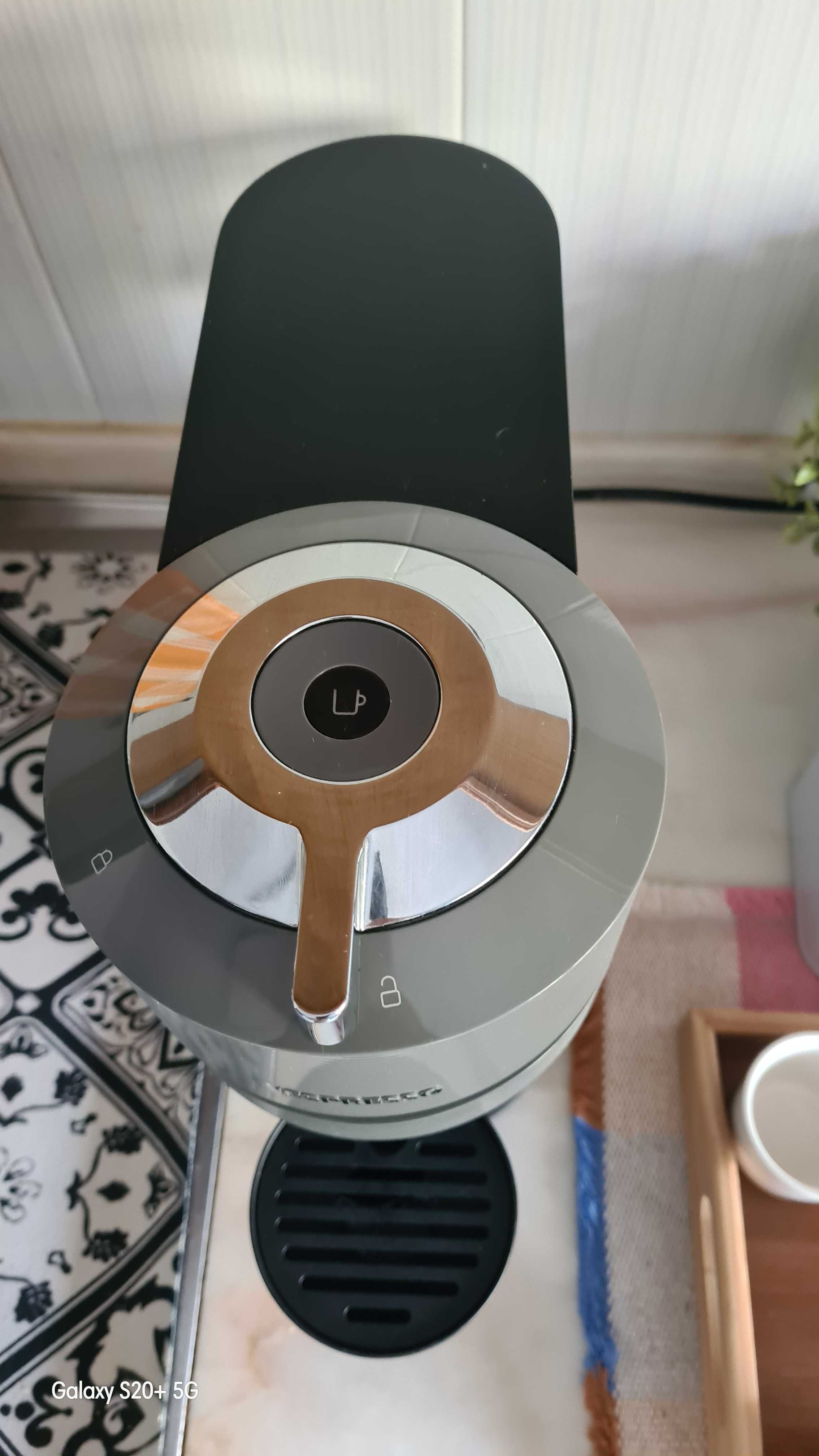 Máquina de café Nespresso praticamente nova