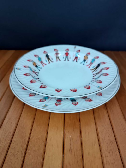 Raro conjunto de dois pratos da Vista Alegre Motivo Gnomos