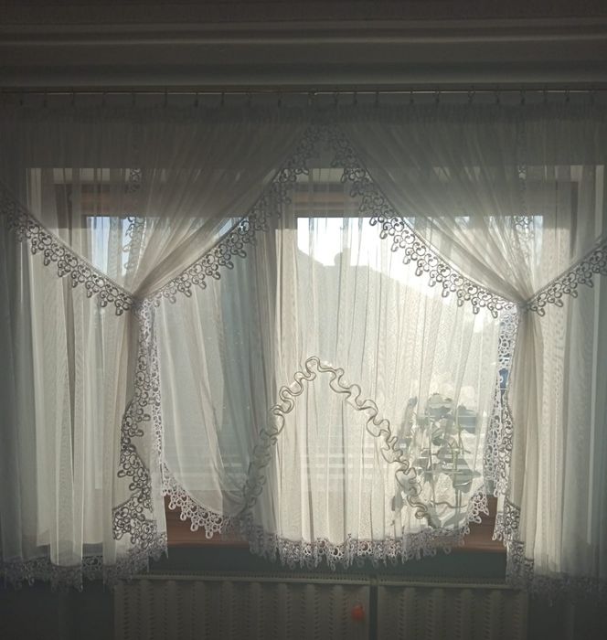 Firana biała 160 cm wysokości, materiał kreszowany, gipiura. 2 sztuki