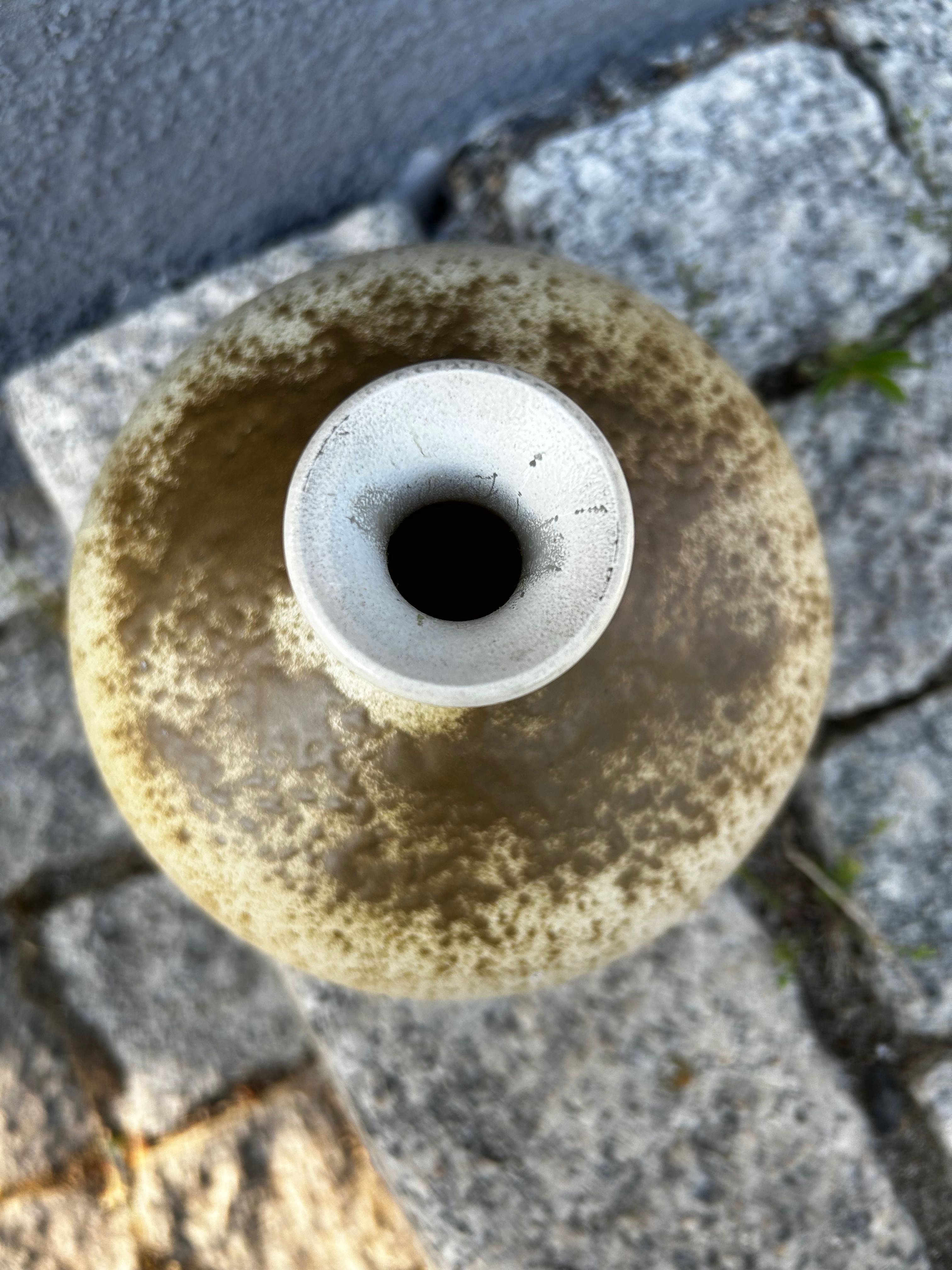 Ceramiczny kremowy wazon