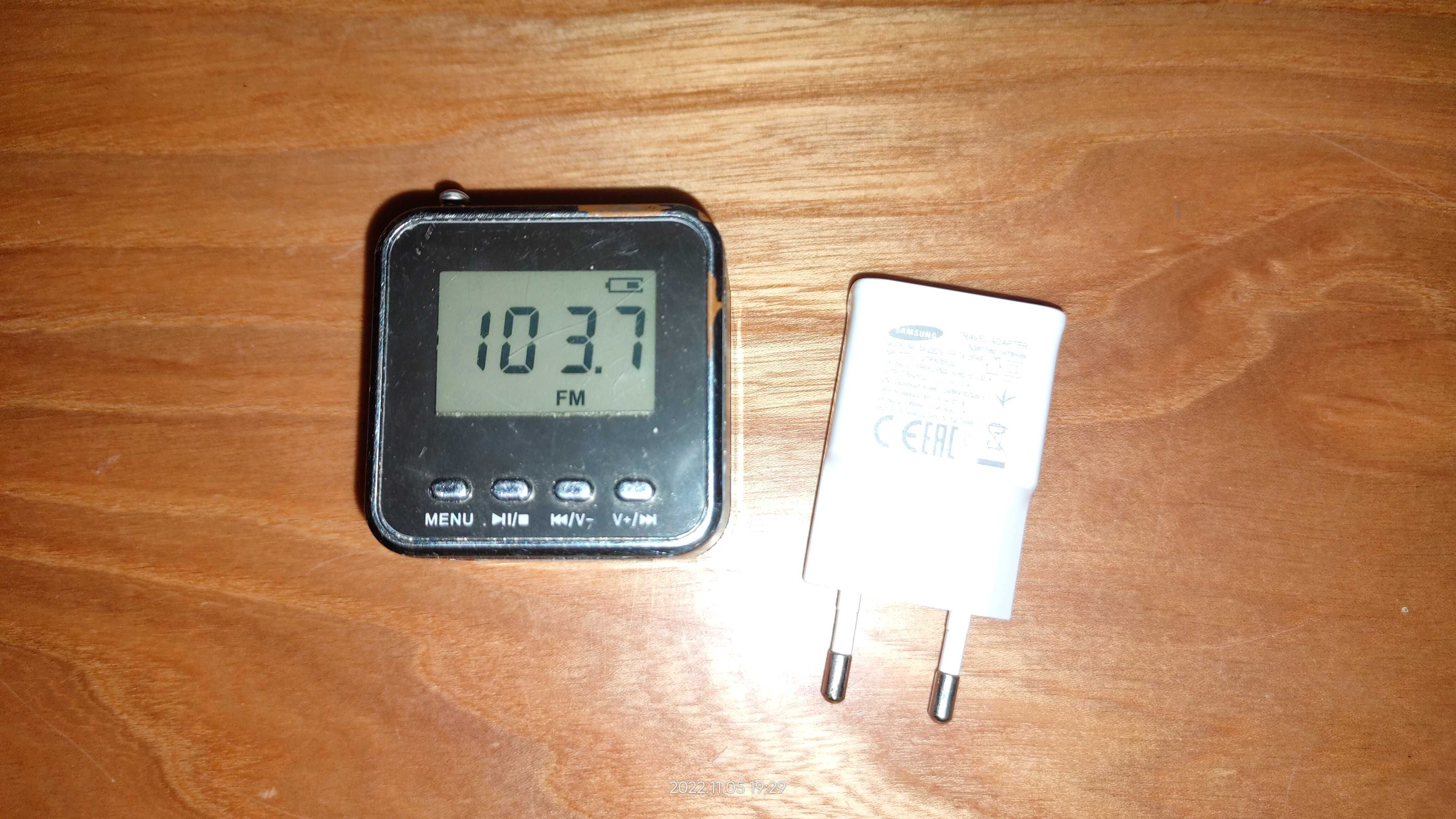 Przenośny głośniczek z radiem/USB/SD z ładowarką stan dobry