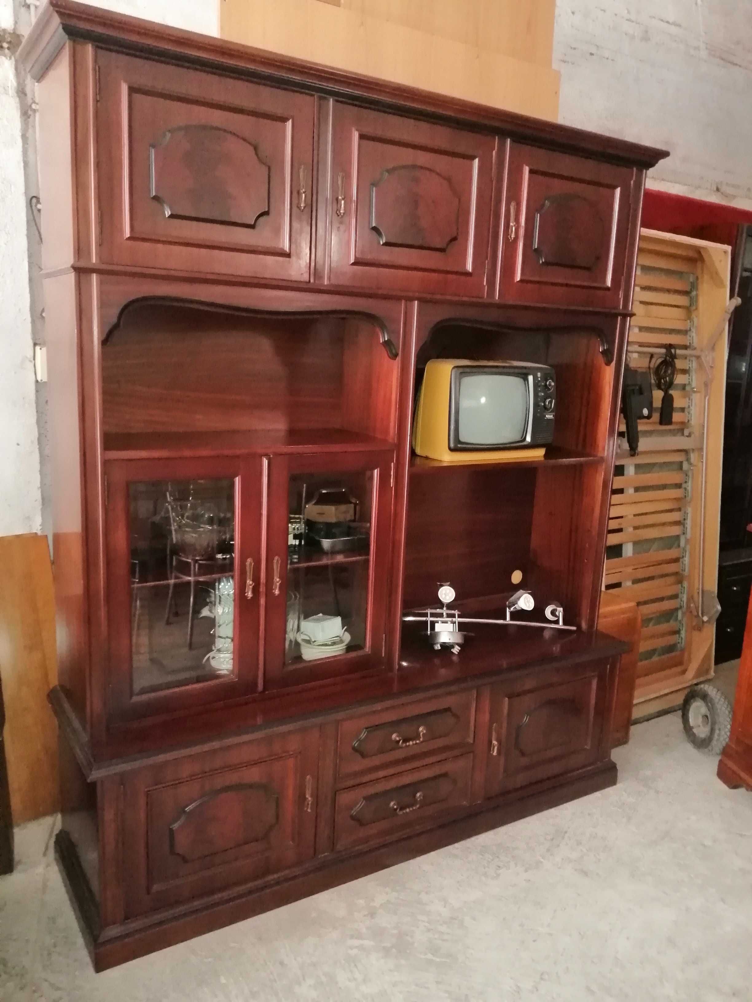 Móvel de sala  com 1 cristaleira