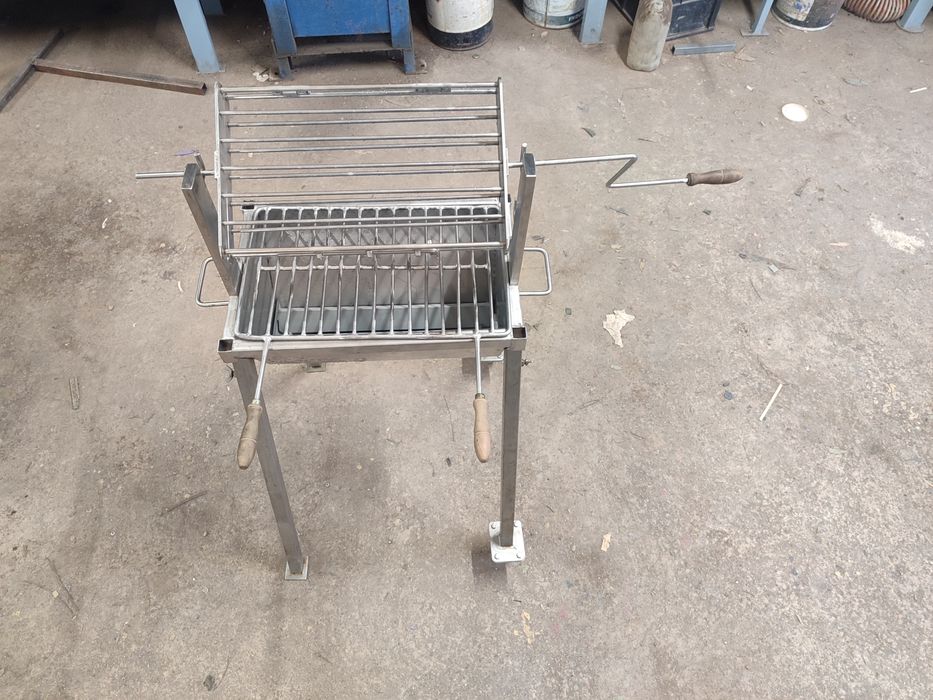 Churrasqueira inox
Inox 304
2mm espessura 
Pés 2mm espe