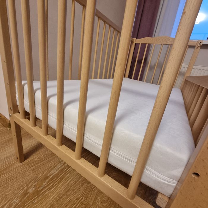 Кроватка детская в отличном состоянии .маятник+ящик+матрац кокосовый.