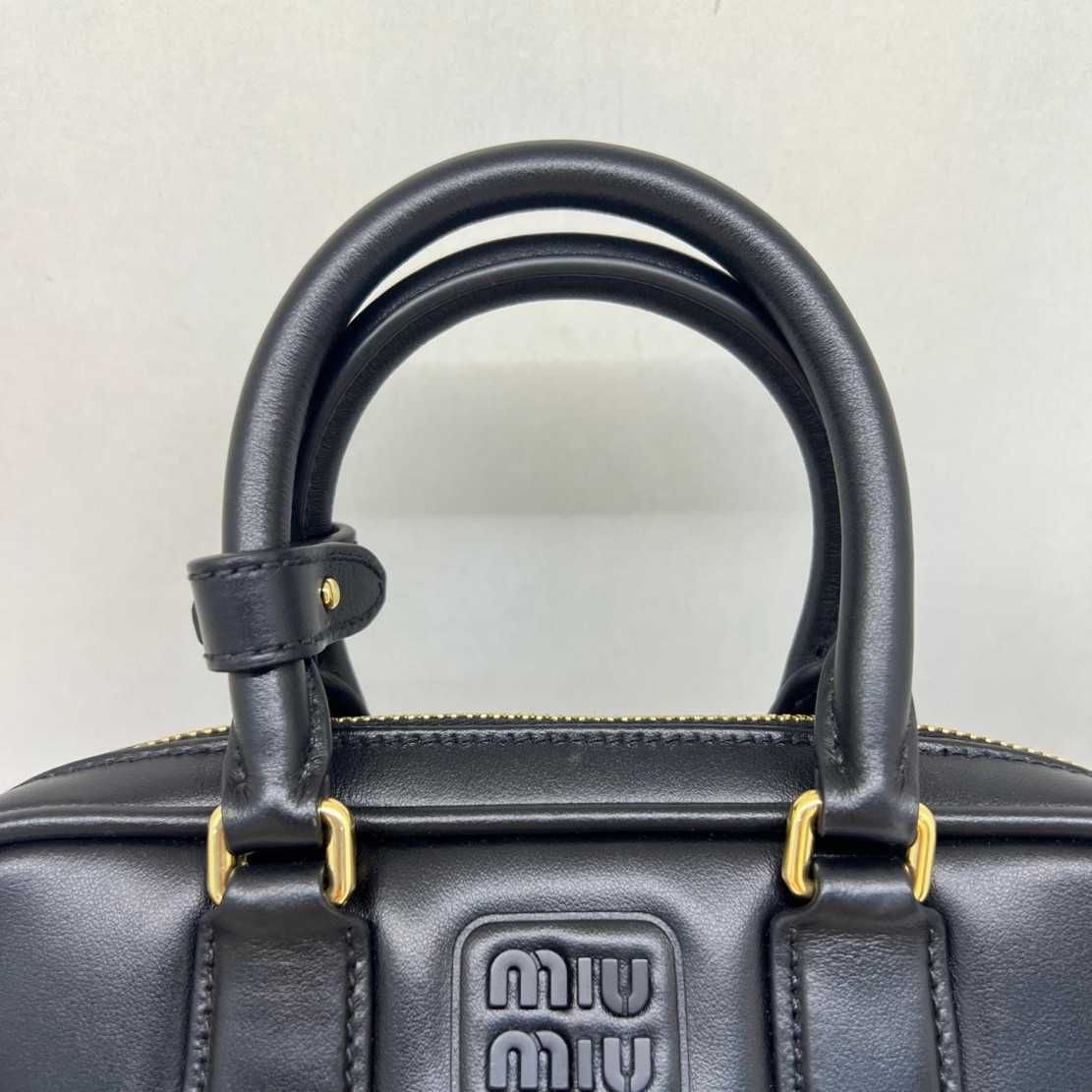 Nowoczesna MIUMIU czarna torba bowlingowa - luksusowy design