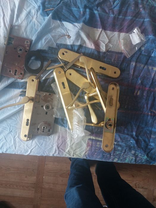 Ручки і замки до дверей