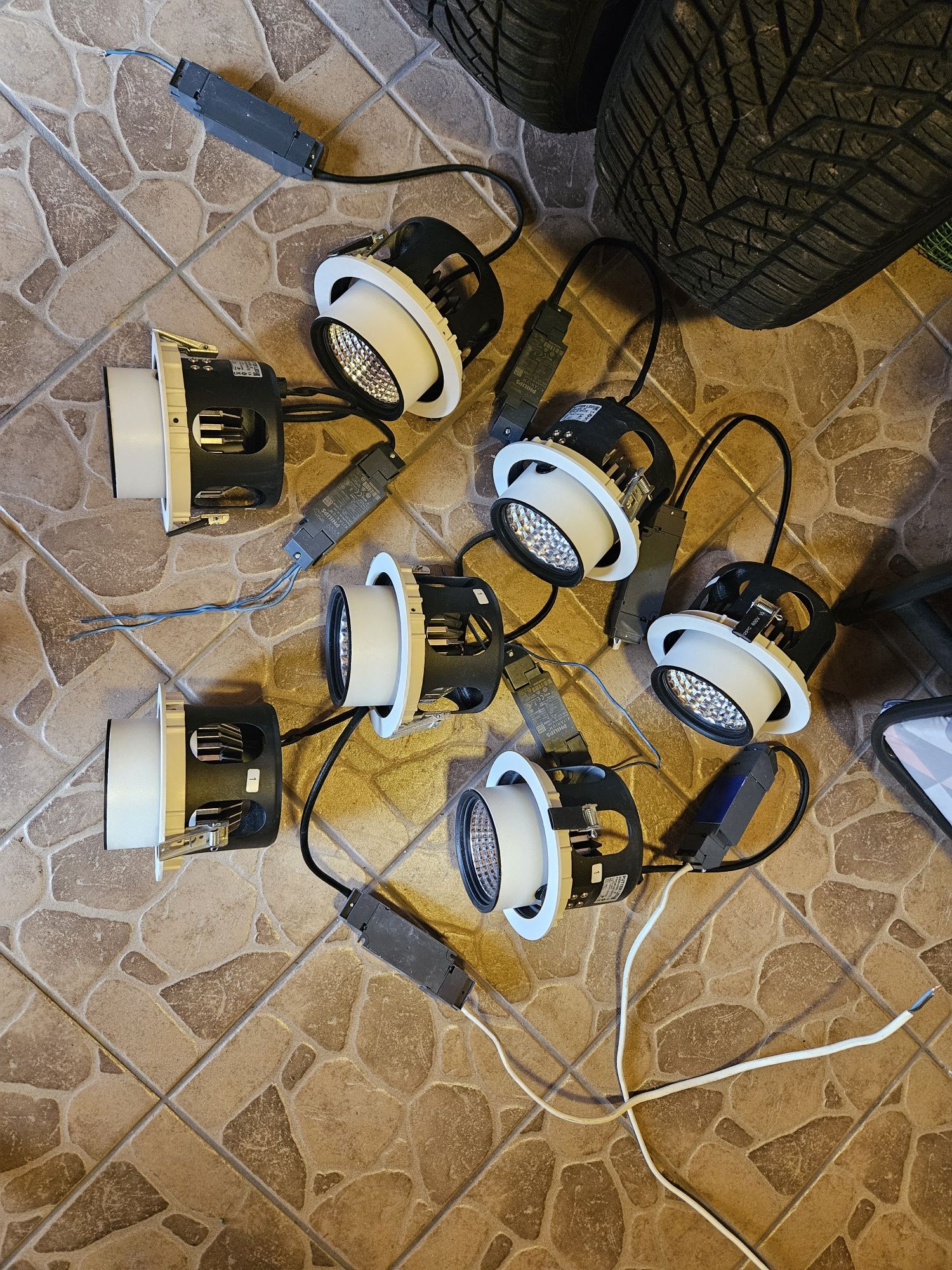 Halogeny led biurowe do lokalu  Philips wpuszczane duże 32w 7 sztuk