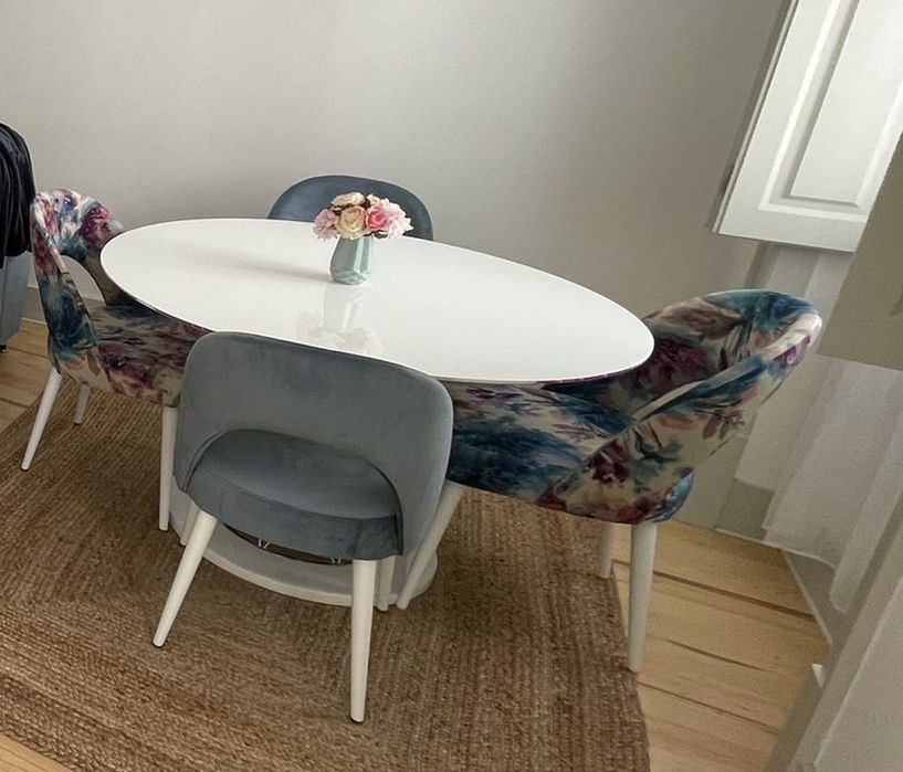 Mesa redonda com cadeiras