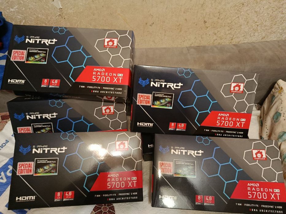 коробки від amd Radeon 5700 XT