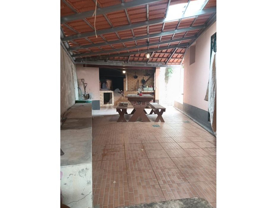 Moradia Unifamiliar de 2 pisos com logradouro