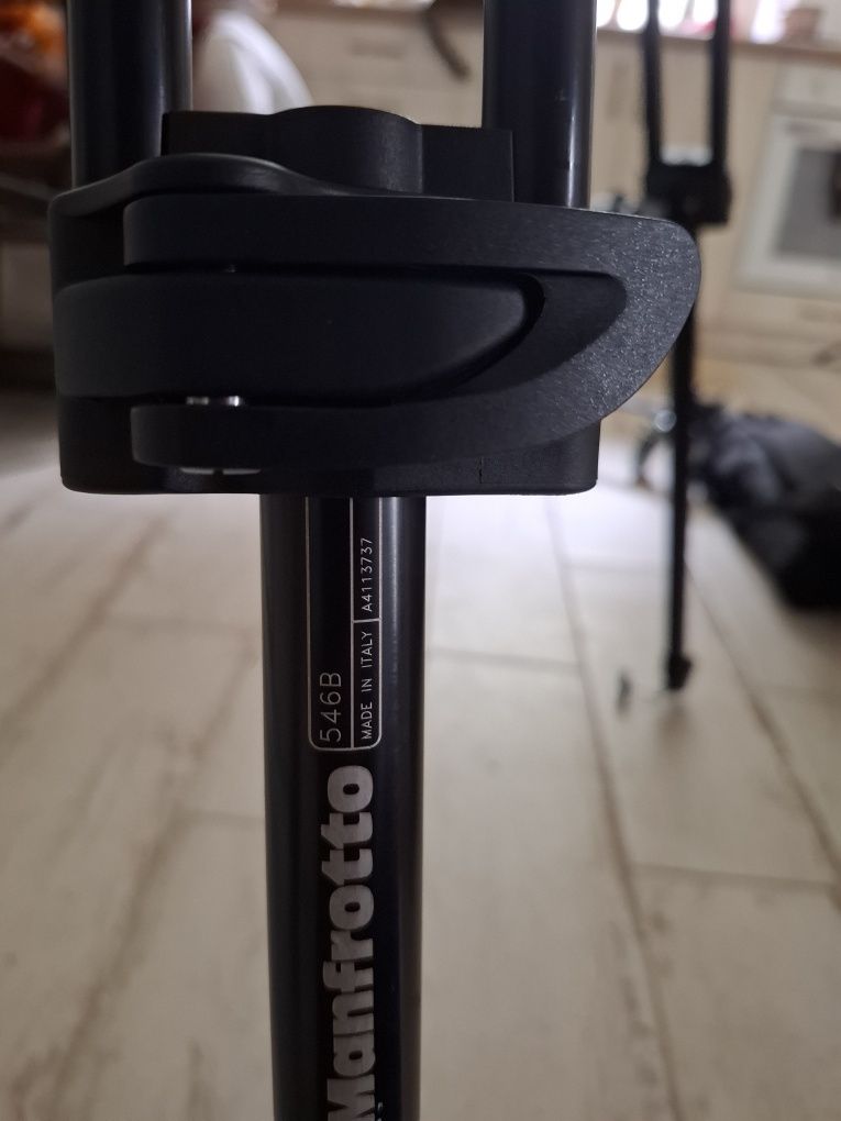 Manfrotto 546B z głowicą i wózkiem.