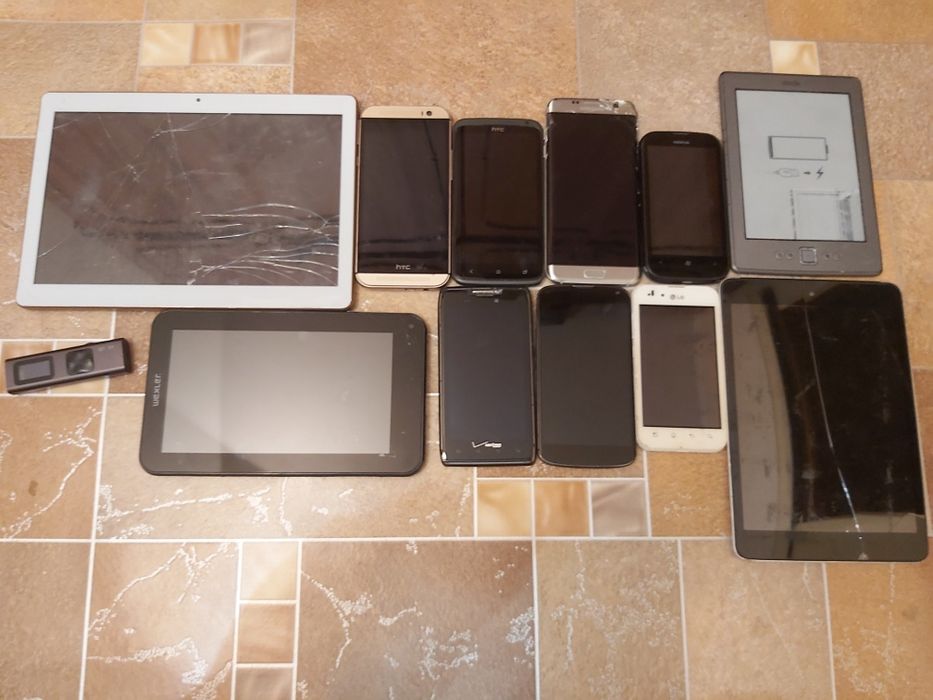 Лот телефонів та планшетів на деталі