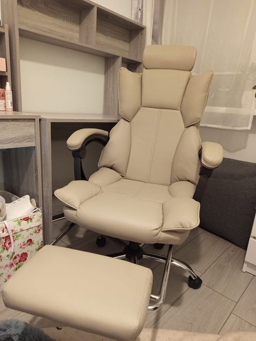 Biurko i fotel biurowy szare