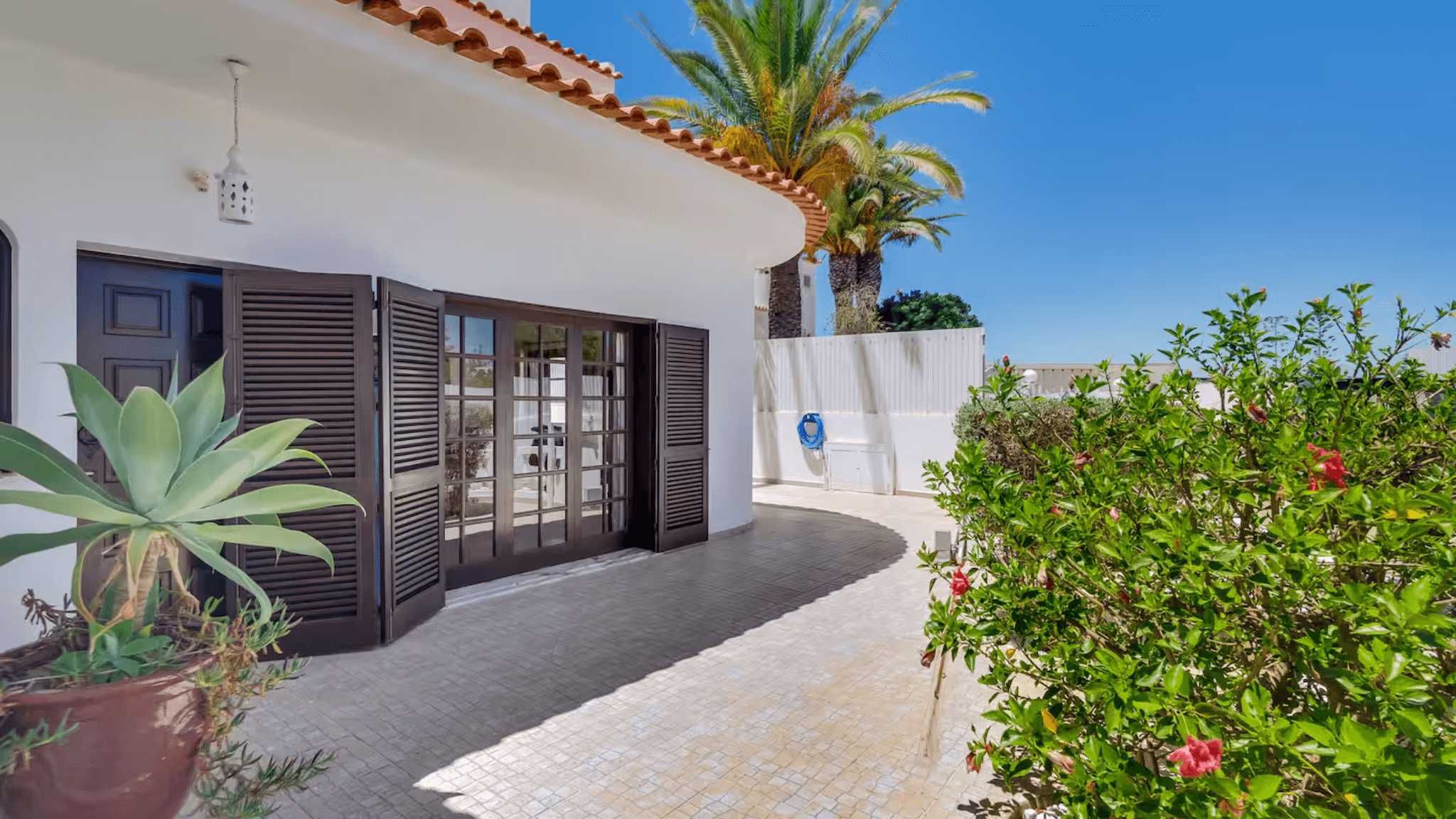 Villa Frederique by Gabi Miguel