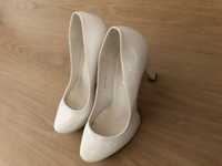 Белые устойчивые туфли