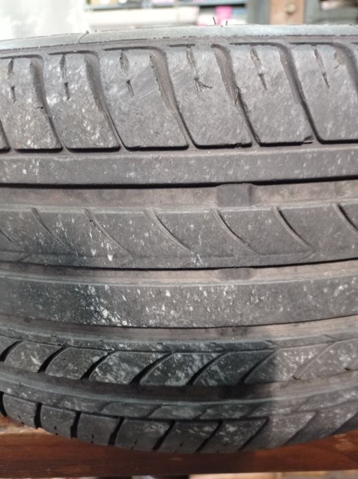 Jantes com pneu com algum piso