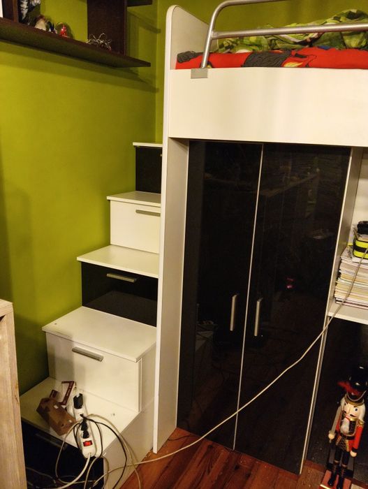 Łóżko piętrowe, biurko, szafa różowe i czarne