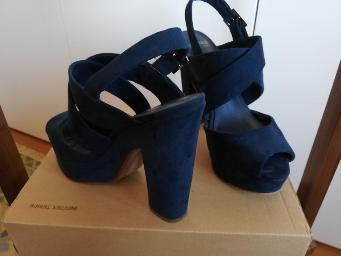 Sapatos Bershka em azul