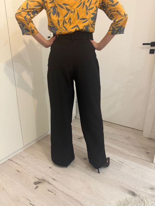 Czarne spodnie  Mohito rozm. 38